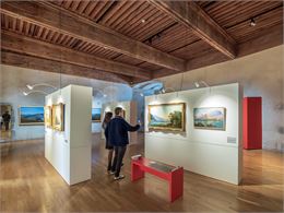Visiteurs dans une salle d'exposition de tableaux de paysages - Gilles Piel