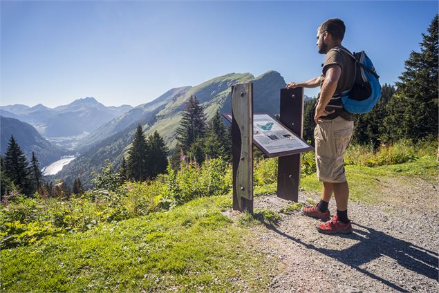 Col de Bassachaux et son panneau explicatif du Géoparc Chablais UNESCO avec la vue sur le Lac de Mon