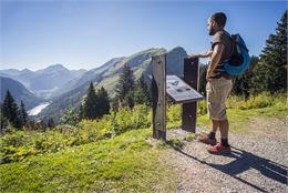 Col de Bassachaux et son panneau explicatif du Géoparc Chablais UNESCO avec la vue sur le Lac de Mon