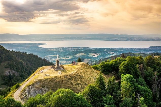 Statue de ST François de Salles et vue sur le Mont Forchat - OT Alpes du Léman - Prépare ta valise