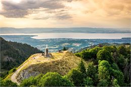 Statue de ST François de Salles et vue sur le Mont Forchat - OT Alpes du Léman - Prépare ta valise