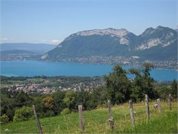 Le Mont Veyrier et le lac d'Annecy depuis les hauteurs de St-Jorioz - OT Lac Annecy