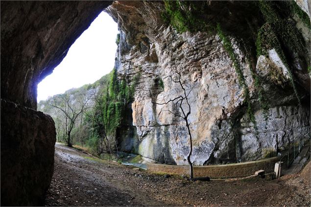 Porche de la grotte de Corveissiat