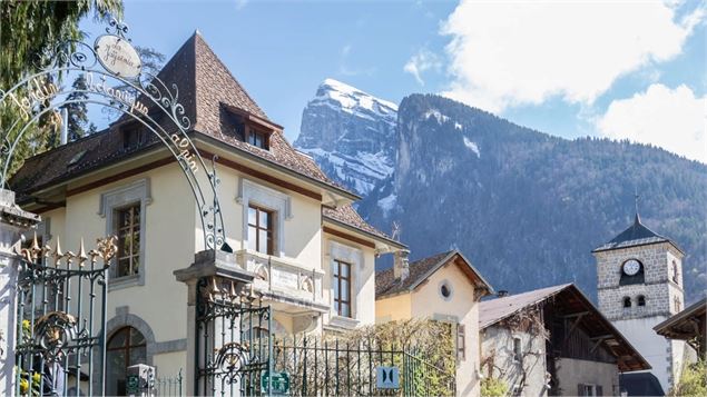 Entrée du jardin avec le Criou derrière - Office de tourisme de Samoens