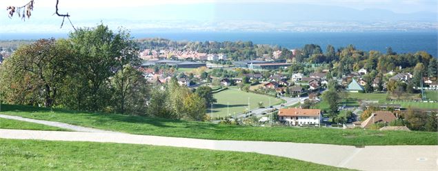 Panorama sur le Léman depuis la source Souriane