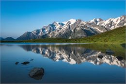 Le lac de Roselette et la chaîne du Mont-Blanc - Les Contamines Tourisme