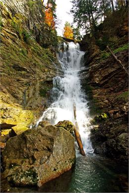 La cascade vue d'en bas - Yvan Tisseyre/OT Vallée d'Aulps
