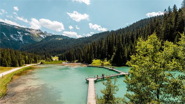 La photo montre le lac de la Rosière et son eau turquoise - Courchevel Tourisme