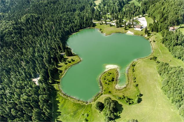 Vue aérienne du Lac Genin - Tourisme Haut Bugey, MarcChatelain