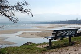 Plage en hiver lorsque le niveau du lac est abaissé - J Favrat Vaudaux