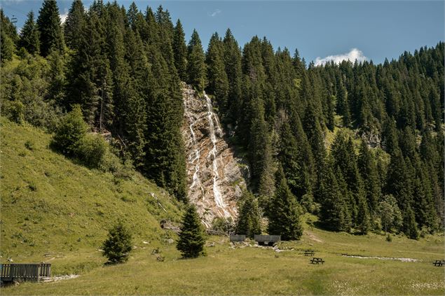 Cascade des Brochaux - Lucie Tanguy / Vallée d'Aulps Tourisme
