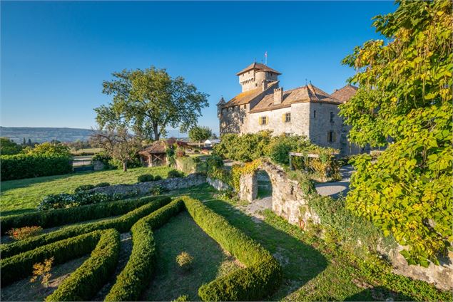 Vue sur le château d'Avully depuis les jardins - Antoine Berger