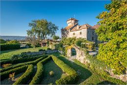 Vue sur le château d'Avully depuis les jardins - Antoine Berger