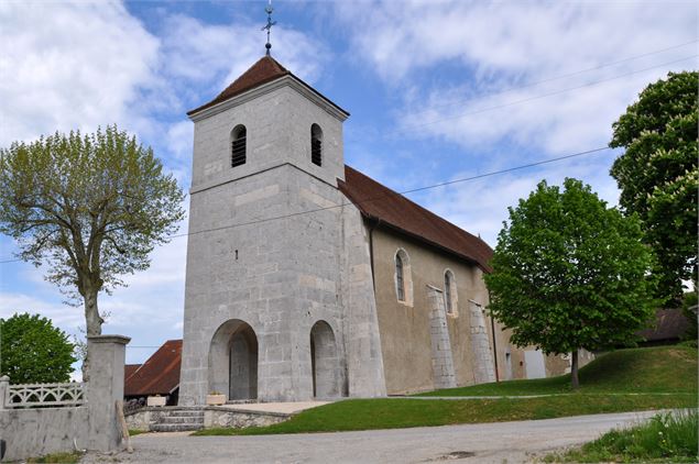 Eglise de Corbonod - Croix près de l'église à Corbonod