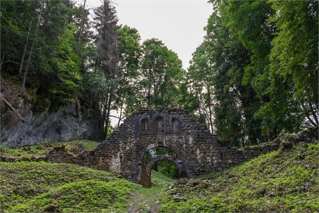 Les ruines de l'ancienne ferme Porte d'Age au village du Reposoir - Charles Savouret