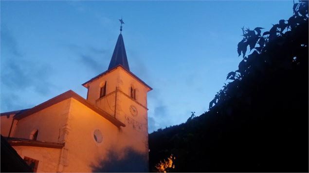 L'église à la tombée de la nuit - Association Apveca
