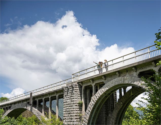 pont de Seythenex avec 3 personnes en été - Tilby Vattard OTSLA