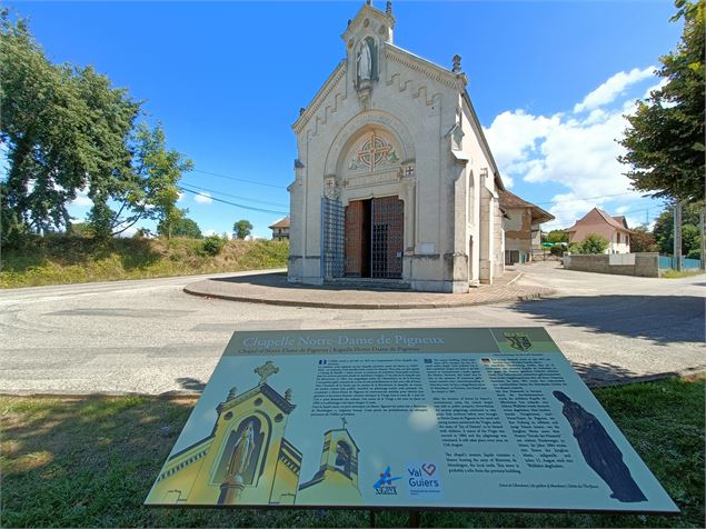 Chapelle de Pigneux et son panneau explicatif St-Genix-sur-Guiers St-Genix-les-Villages - OT Val Gui
