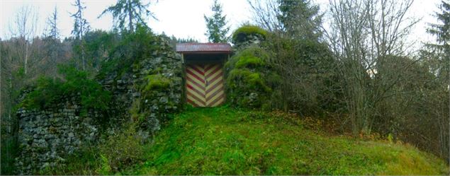 Porte d'entrée des vestiges du château des Faucigny - OTI Val d'Arly