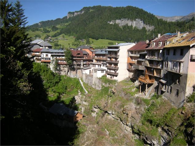 Les maisons supendues vues du pont des Abymes - OTI Val d'Arly