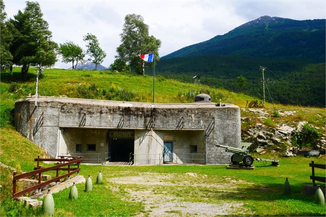 Vue extérieure été du fort Saint-Gobain de la ligne Maginot des Alpes - C. Di Filippo