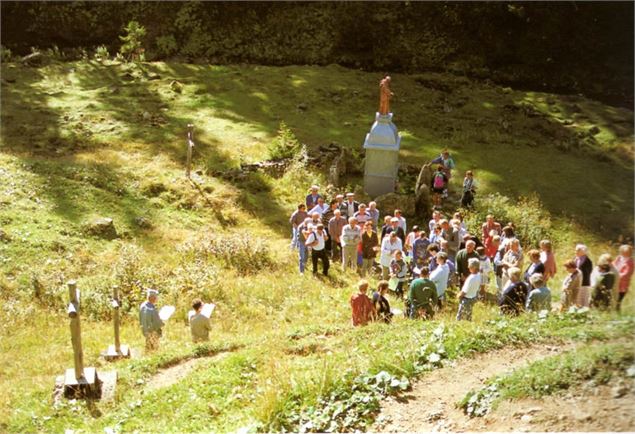 La pose des croix au printemps - © Collection Gérard BASTARD ROSSET