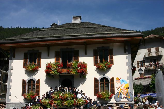 La mairie un jour de fête de Pays - © Collection Association du Patrimoine Bornandin