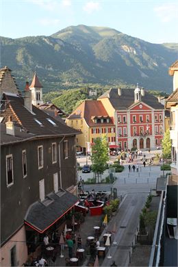 Rue du Carroz & vue sur place de l'Hôtel de Ville - Faucigny Glières Tourisme