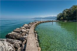 Jetée avec vue sur les montagnes - Destination Léman - A.Berger