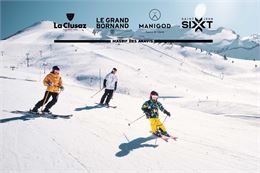 trois skieurs descendant le domaine alpin du Grand-Bornand, Aravis - P. Guilbaud