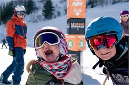 Enfants s'amusant et grimaçant sur les espaces débutants du domaine de ski alpin du Grand-Bornand - 