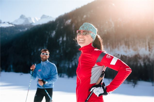 Couple de skieurs sur le domaine nordique des Aravis - C.Hudry