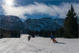 Skieurs devant le Bargy - Charles Savouret