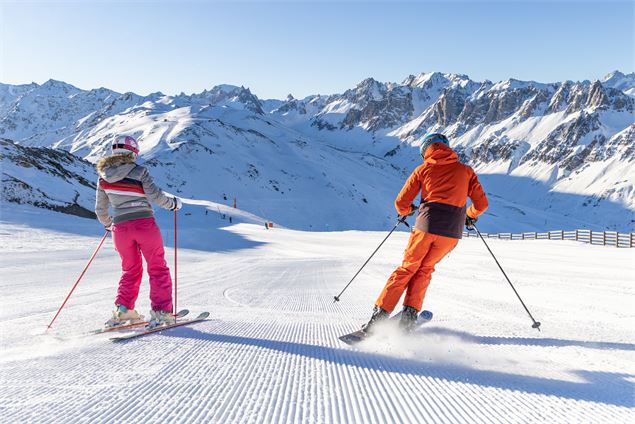 Un couple de skieurs descendant la piste des selles à valloire - Thibaut Blais / Valloire Tourisme