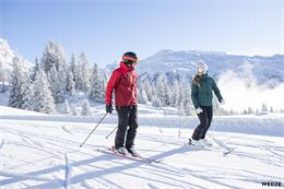 Couple skiant à Plaine Joux - Wedze