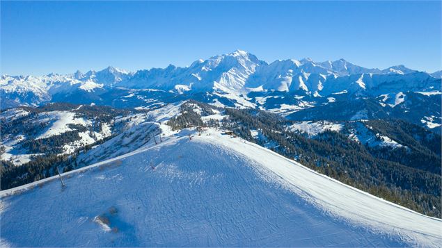 Vue aérienne du sommet du Torraz avec le Mont-Blanc en arrière-plan sur le Domaine de La Giettaz - M