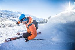 Skieur en hors-pistes sur le Christomet - versant Jaillet à Megève avec vue sur le Mont-Blanc - Sore