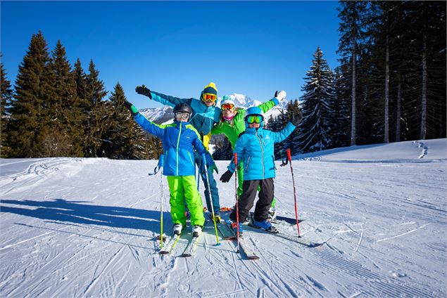 Photo de famille au ski à Crest-Voland Cohennoz - MJ Diffusion