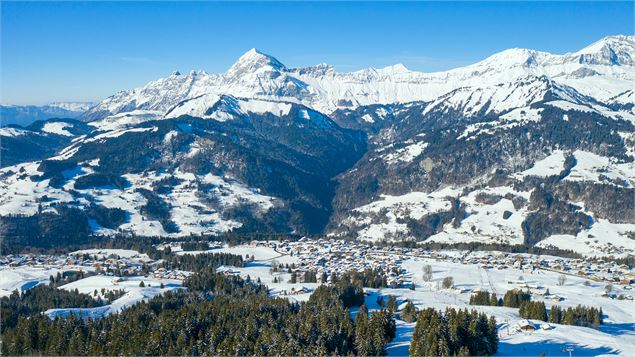 Vue sur le village et le Mont-Charvin depuis le domaine skiable de Crest-Voland Cohennoz - MJ Diffus