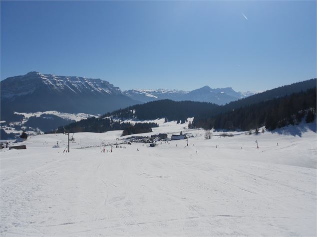 Les pistes de la station avec vue sur la Réserve Naturelle des Hauts de Chartreuse - Clara Lalauze