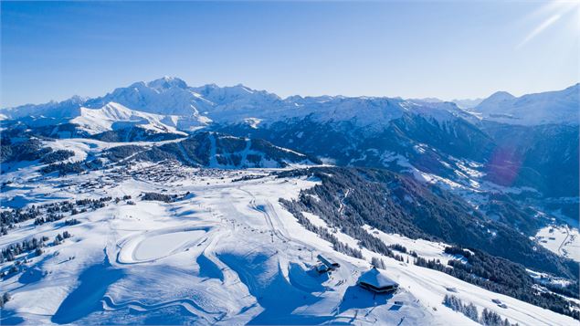 Vue sur les pistes des Saisies, de l'Espace Diamant et sur le Mont Blanc - Thuria