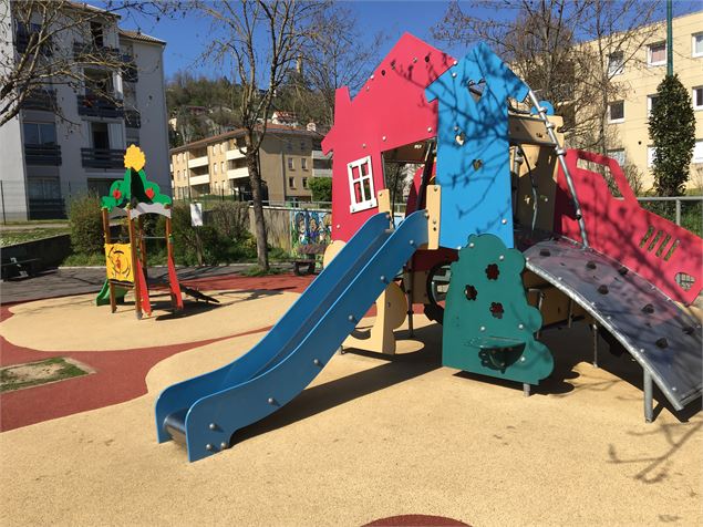 Aire de jeux des Prés Célestins - Dombes Côtière Tourisme