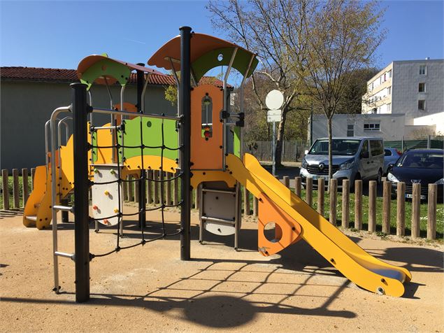 Aire de jeux place de la Côtière - Dombes Côtière Tourisme