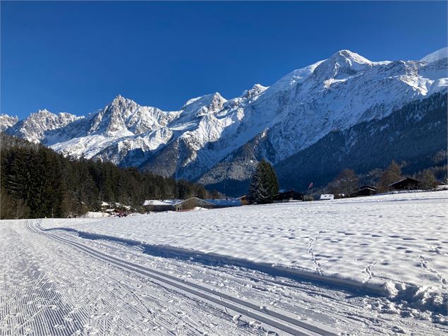 piste de ski de fond vue massif Mont Blanc - Office de Tourisme Vallée de Chamonix Mont-Blanc - FP