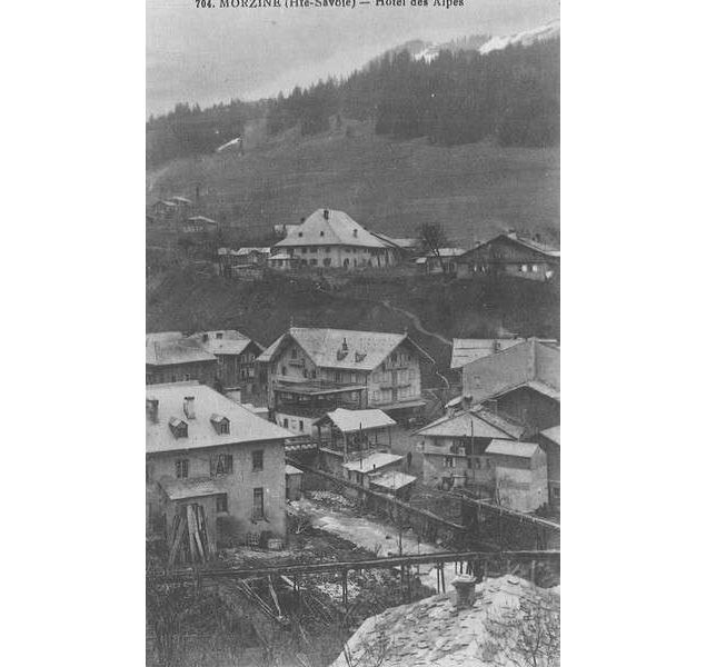 Photo Noir et blanc pour montrer le village de Morzine avec son systeme de bézière - Association 