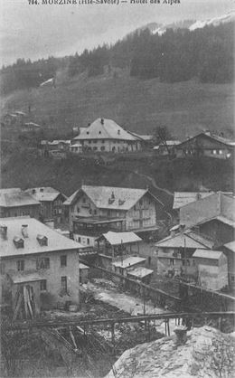 Photo Noir et blanc pour montrer le village de Morzine avec son systeme de bézière - Association "Hi