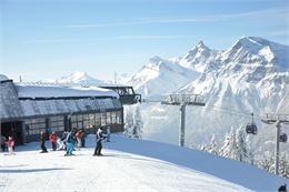 Arrivée télécabine de la Kédeuze avec vue sur les Aravis - OT Les Carroz