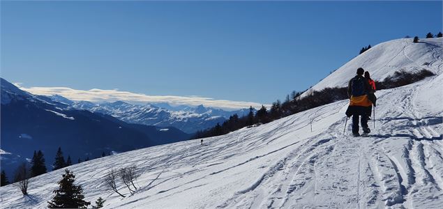 Personnes en randonnée sur l'Espace hivernal de Granier - La Plagne Vallée