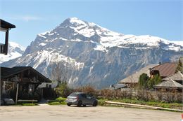 La Pointe d'Areu depuis la place des Aravis - OT Les Carroz