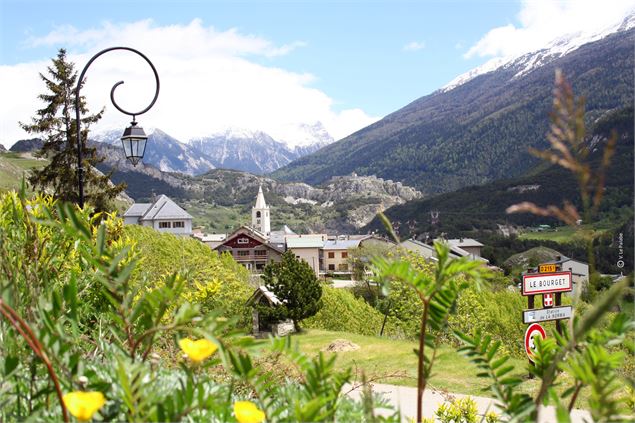 L'entrée du village - Véronick Le Palabe